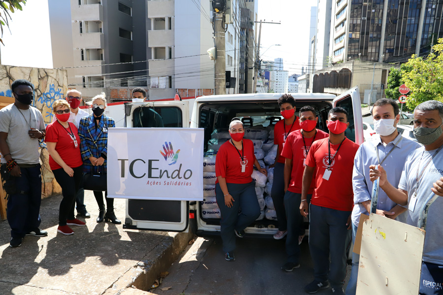 A equipe do TCEMG e da Cruz de Malta organizaram a distribuição das doações (Foto: Thiago Rios Gomes)